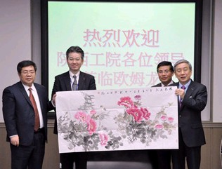 陜西工院黨委書(shū)記鄧志輝向公司贈(zèng)送字畫(huà)