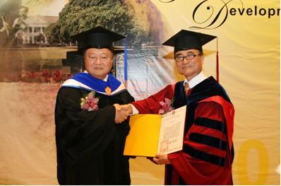 臺灣成功大學校長賴明詔院士頒授名譽工學博士學位證書給鄭崇華董事長（左）