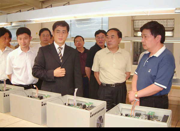 劉永言主席（右一）、陳斌總裁（右五）陪同楊志文副省長(zhǎng)（右二）、劉宏建副書記（左二）