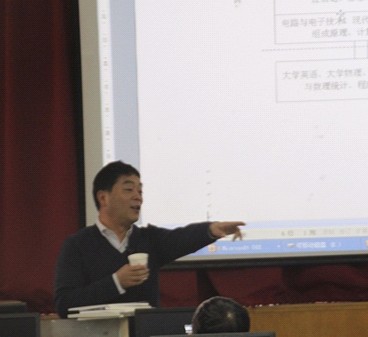 王志良教授現(xiàn)場與高校教師互動，對物聯(lián)網(wǎng)相關(guān)知識答疑解惑