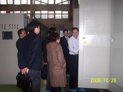 發(fā)改委環(huán)資司趙家榮司長考察時參觀國產(chǎn)最大功率變頻器