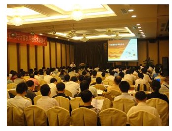 150人的會場坐滿了認(rèn)真聽講的專業(yè)人士