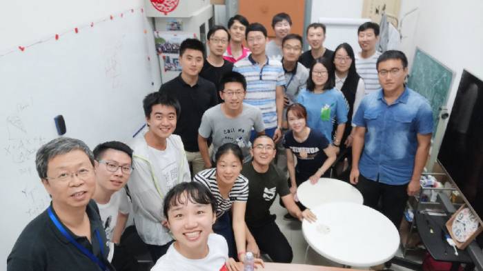 左一：清華大學(xué)自動(dòng)化系信息處理研究所張學(xué)工教授