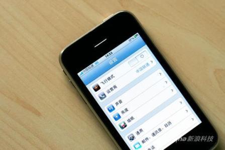 這款傳言中的聯(lián)通版iPhone手機開機后左上角會顯示“中國聯(lián)通3G”字樣(新浪科技
