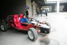 學生于勝康和劉晉，因為喜歡，就想著自己試著設計一輛跑車