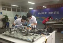 十所高校學生比拼拆裝機器人