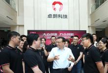 李克強走進飛鴿自行車體驗店